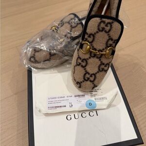 Gucci Women's Beige and Black Loafers